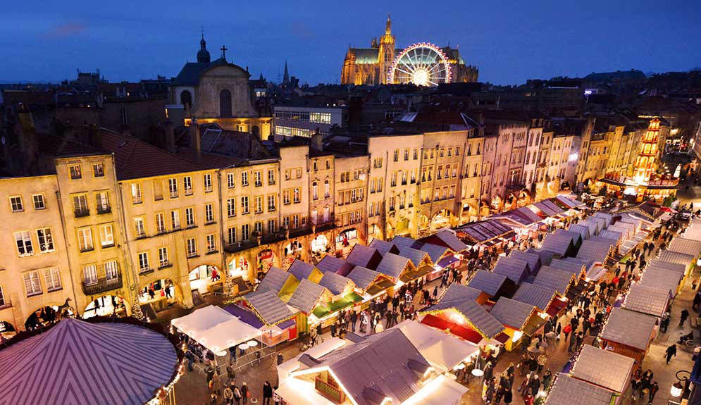 centro da cidade de metz na frança com mercado na praça