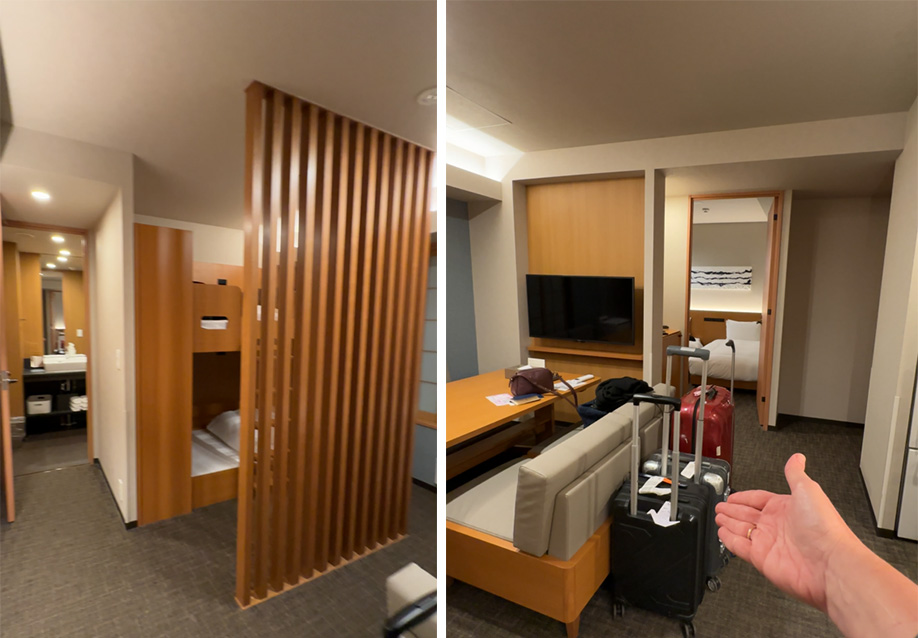Quarto com beliche e sala com mesa e tv no Mimaru Tokyo Station East hospedagem no Japão