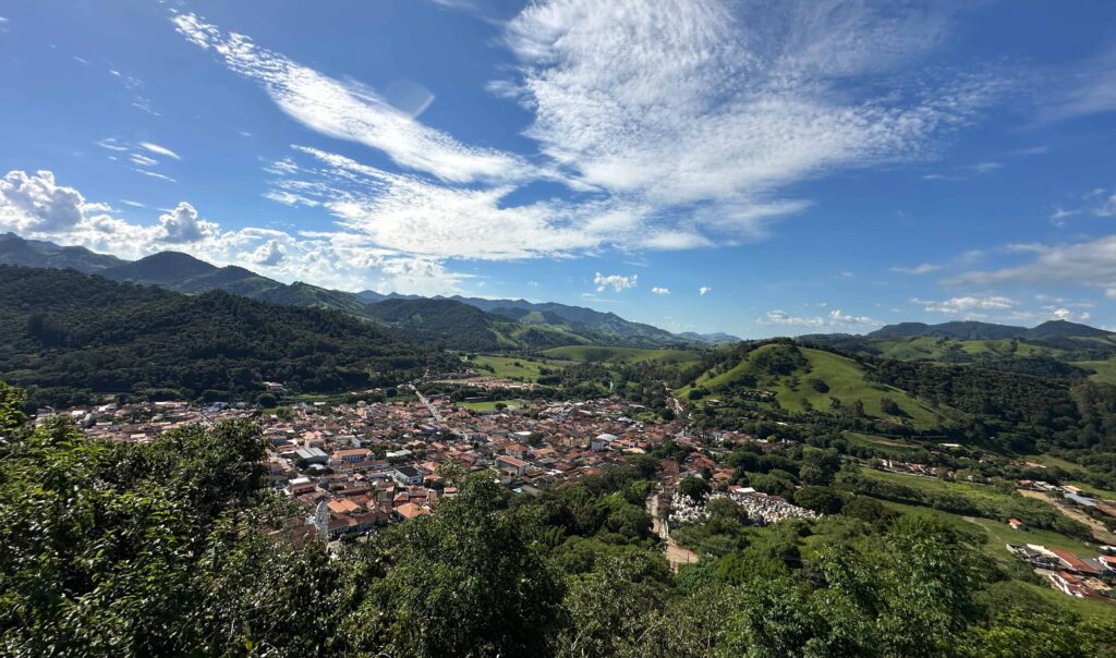 Vista panorâmica da cidade e das montanhas da mantiqueira a partir do Mirante do Cruzeiro