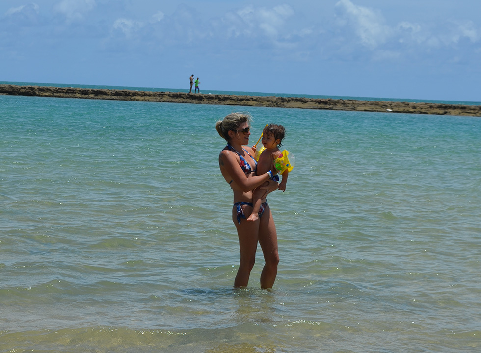 praia de muro alto em Pernambuco com os recifes de corais