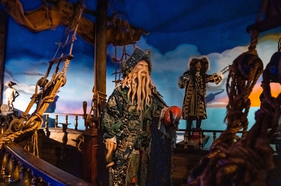 interior do museu de cera com estatuas de piratas, roteiro do que fazer em Gramado