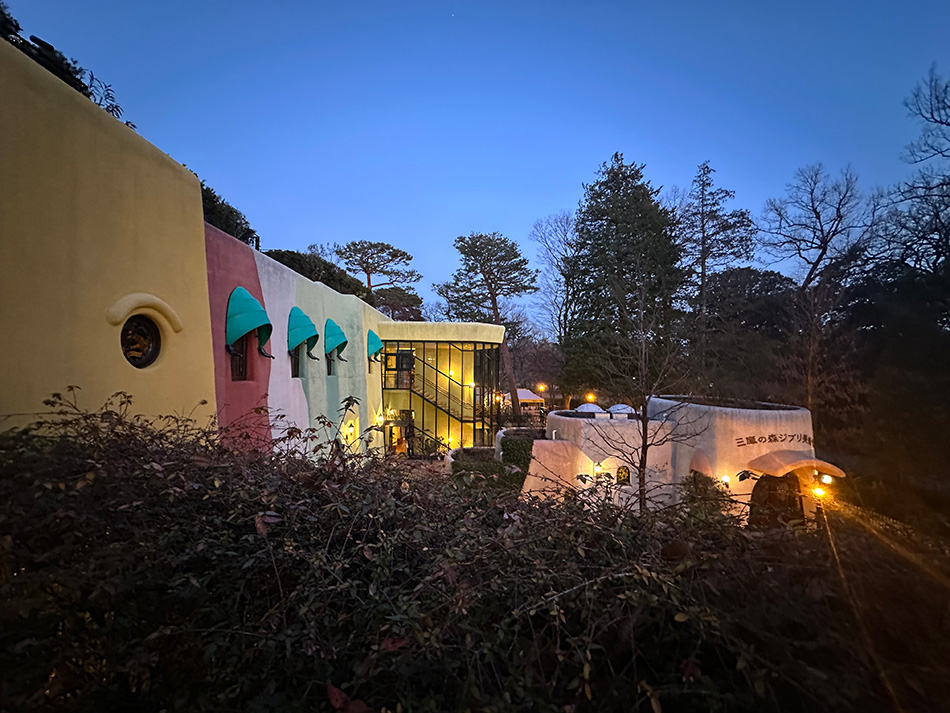 edificio colorido em mitaka onde funciona o Museu Ghibli para um roteiro de 7 dias em Tóquio