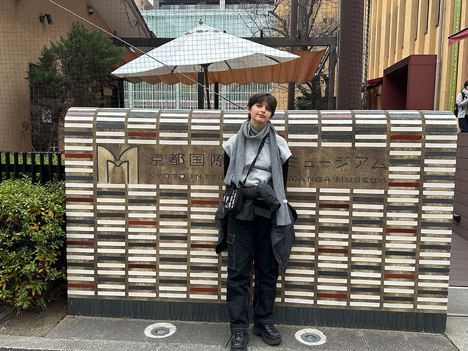 Menina tirando foto em frente ao museu internacional do mangá em quioto