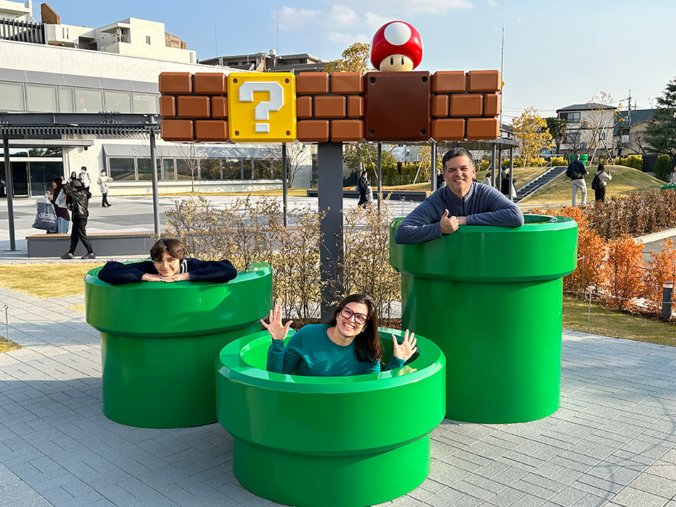 família na entrada do museu Nintendo em quioto com crianças