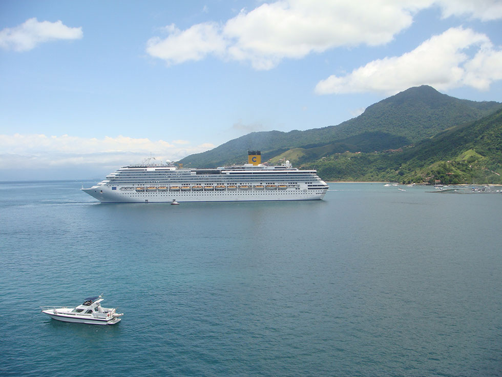 Cruzeiro no litoral do Brasil é um destino de verão.