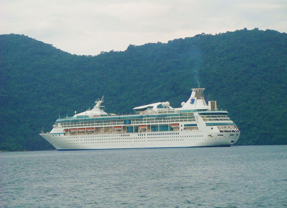 navio parado em praia do litoral brasileiro