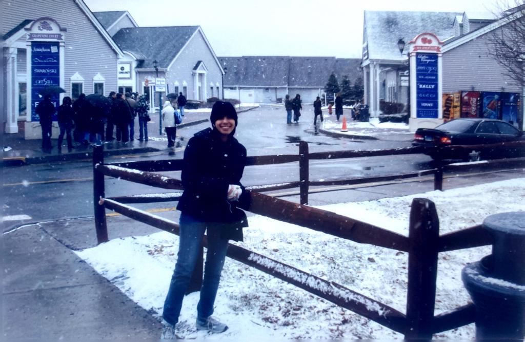 mulher esperando o ônibus na neve