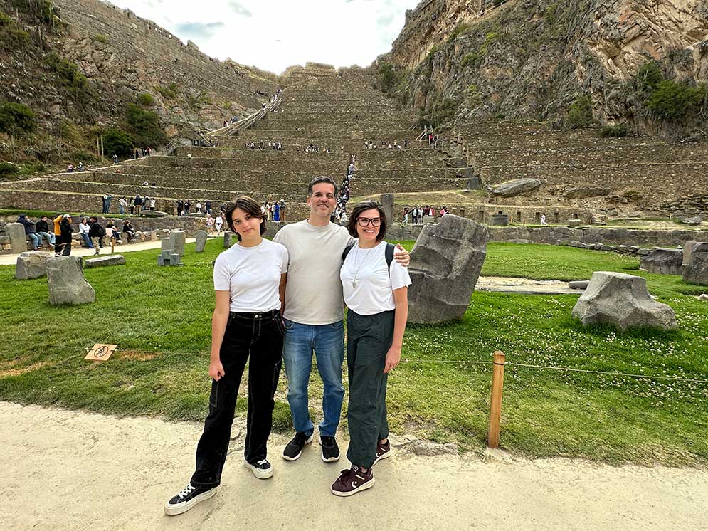 familia tirando fotos em frente ao sitio arqueologico de ollantaytambo