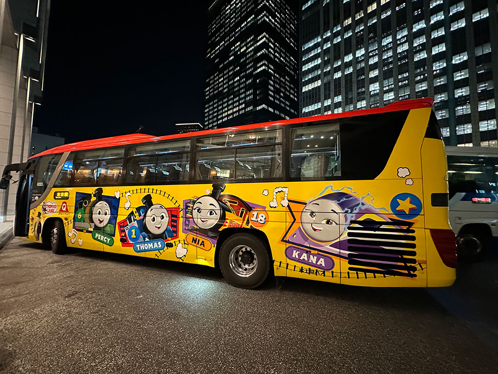 ônibus decorado com os personagens do desenho do trem Thomas