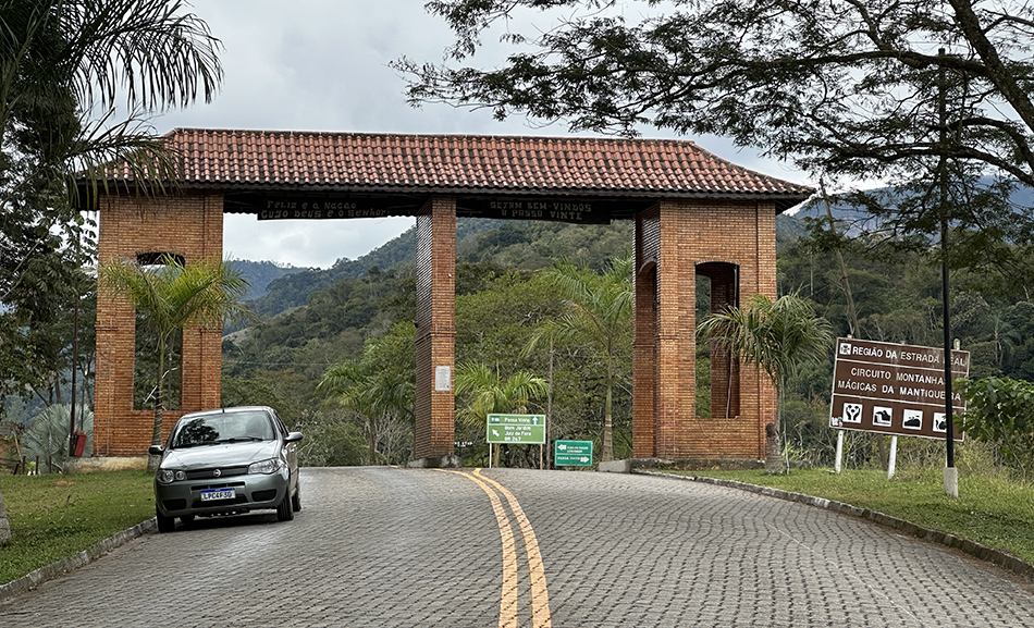 portal em tijolo aparente da cidade de passa vinte