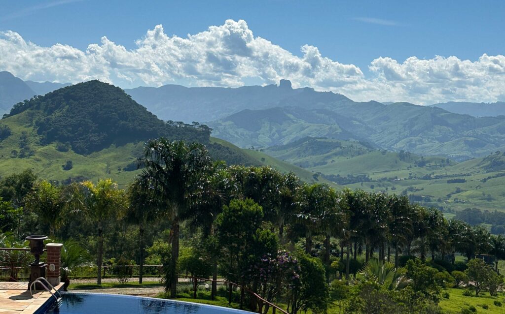 Vista do complexo de montanhas do Baú pelo Bairro do Serrano
