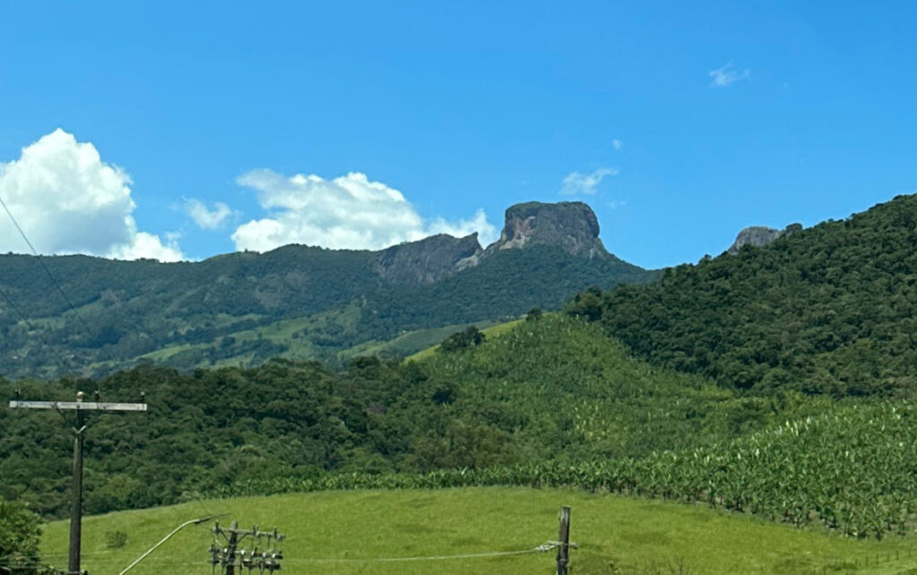 A Pedra do Baú e o Bauzinho são facilmente avistados já do bairro do Paiol Grande. A Ana Chata fica mais à direita.