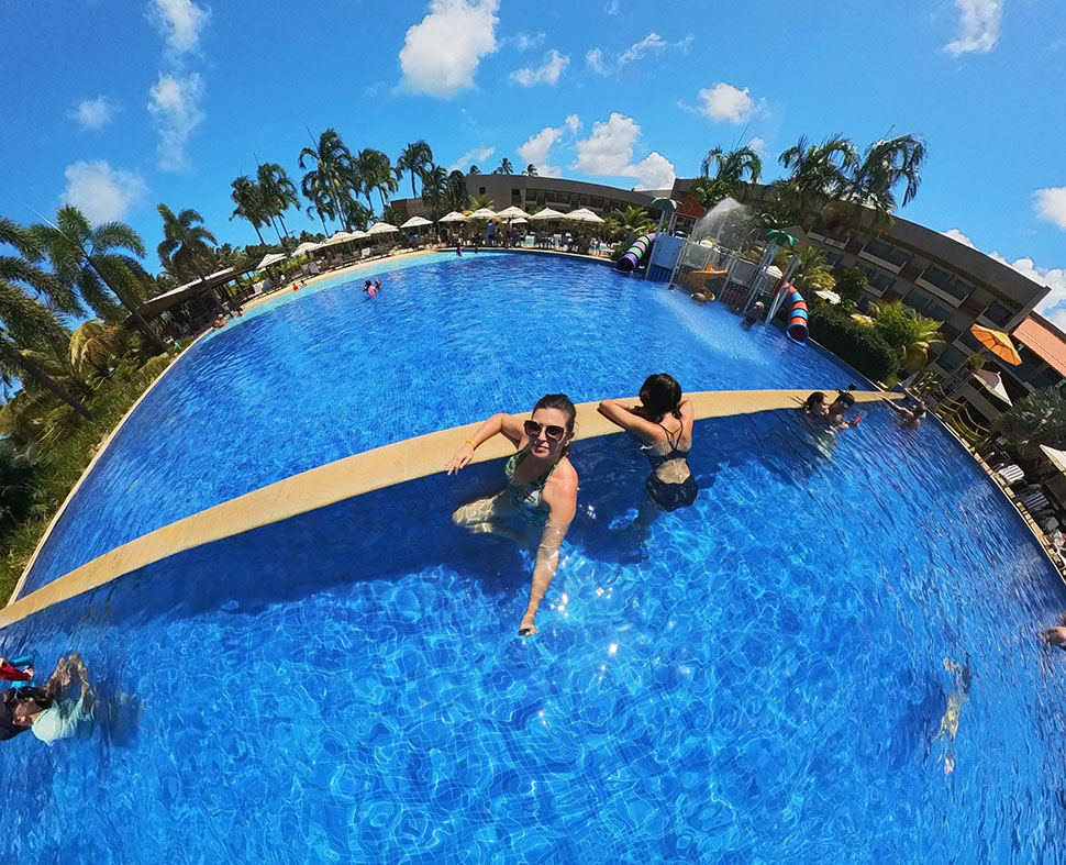 a maior piscina do resort é dividida entre adulto e infantil