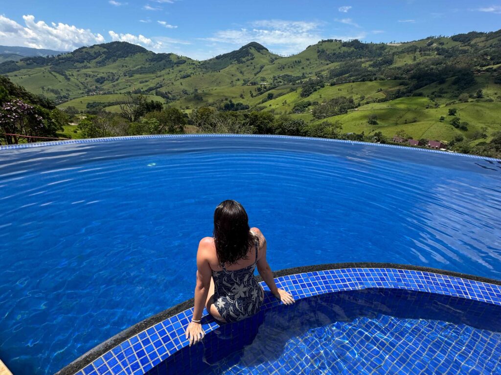 Piscina com vista para as montanhas - o que fazer em São Bento do Sapucai