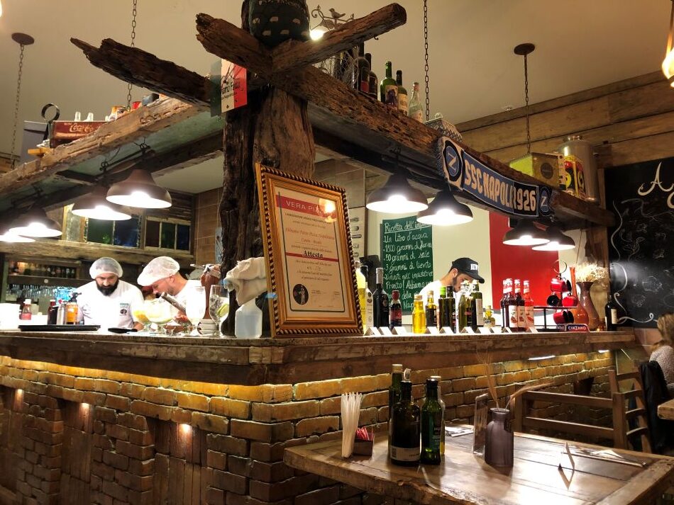 Balcão da pizzaria napolitana Abbiamo em Canela.