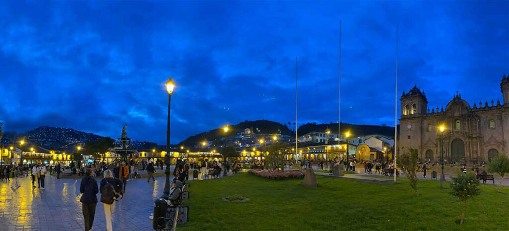 plaza de armas iluminada em Cusco à noite