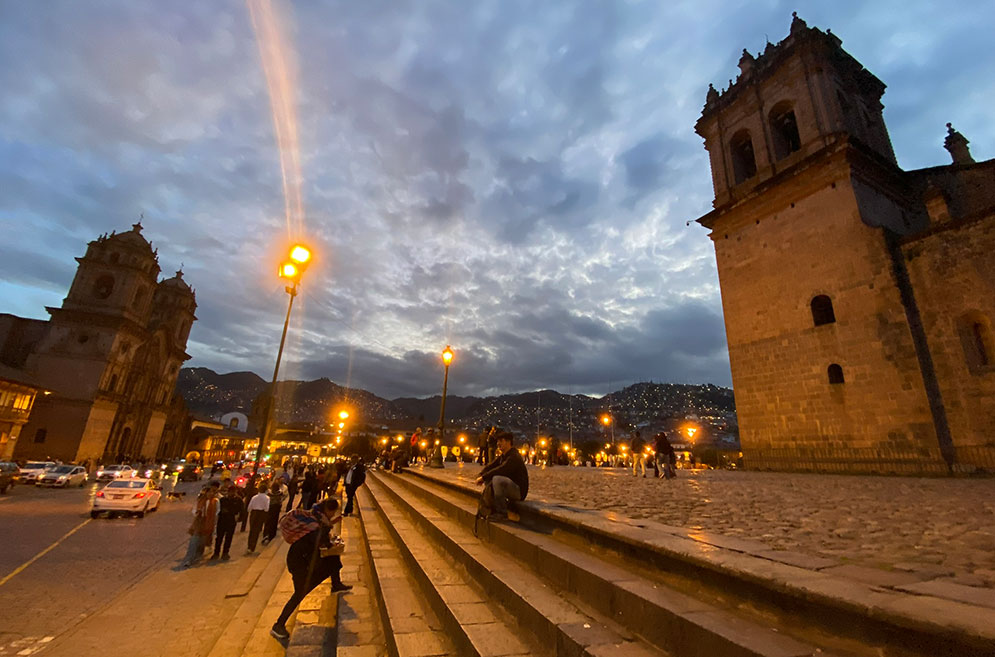 escadria da catedral de cusco iluminada à noite