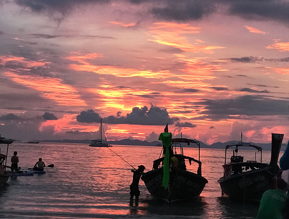 por do sol na praia em Railay na Tailândia