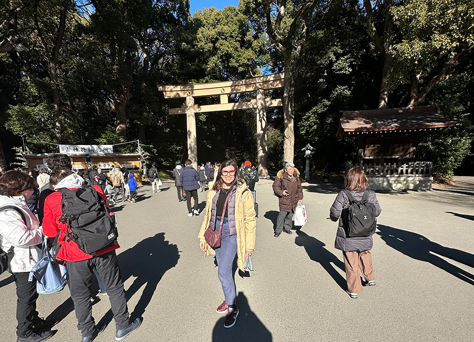 o portal de madeira na entrada do parque que vai ao santuário meiji em tóquio