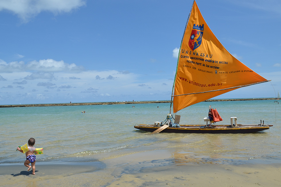 mar com jangada em Porto de Galinhas, destino de verão em Pernambuco