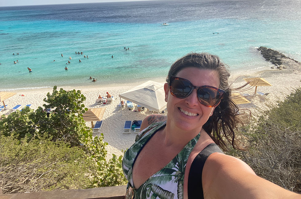 Mar azul em Curaçao, destino de verão no Caribe
