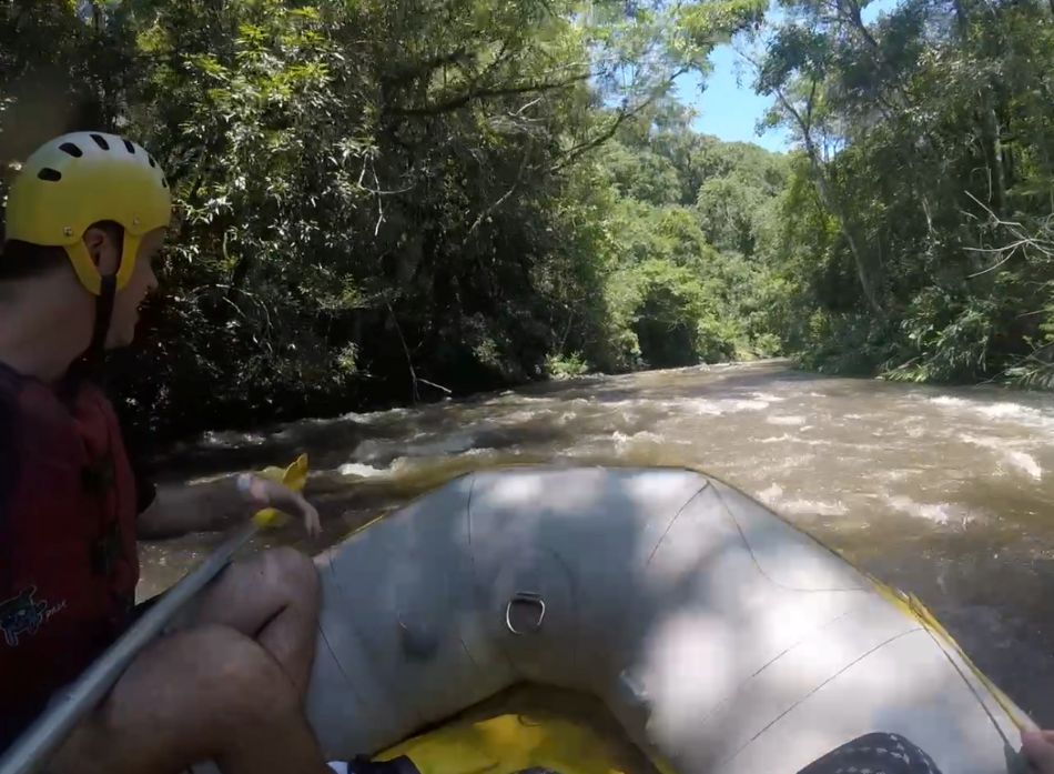 boia de rafting nas corredeiras do rio que atravessa Três Coroas