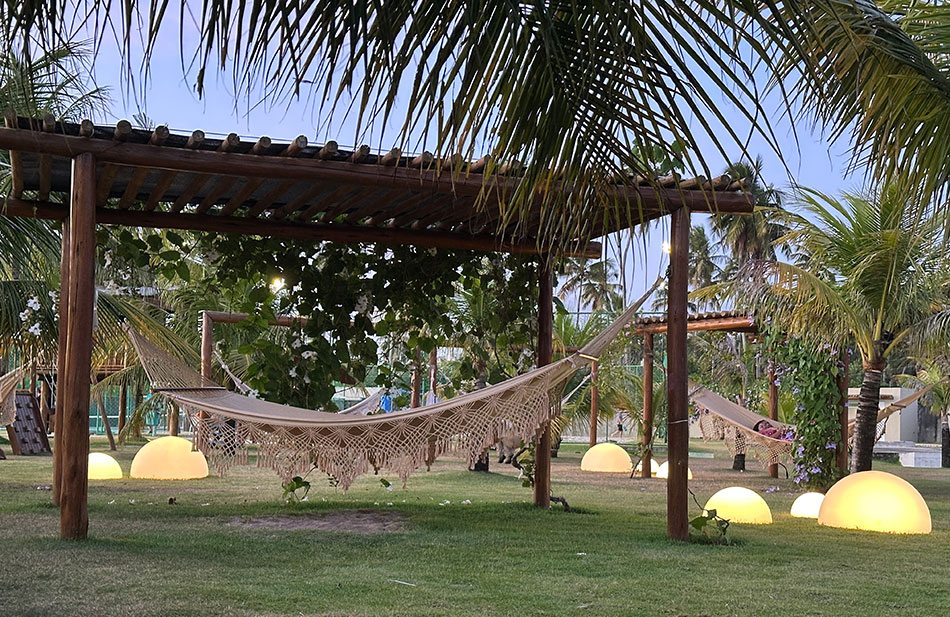 redário fica iluminado à noite nos jardins do Japaratinga resort