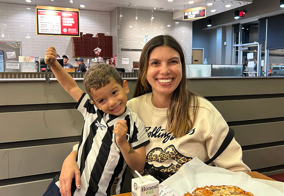 mãe com menino em um restaurante com espaço infantil