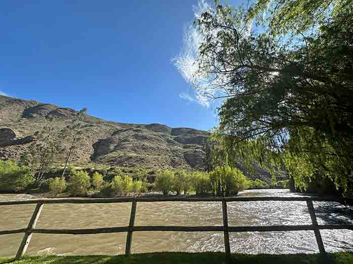 imagem do rio urubamba passando ao longo do terreno do hotel belmond rio sagrado no peru