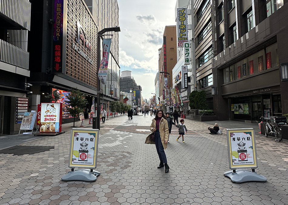 vista geral da Rokku Broadway em Asakusa