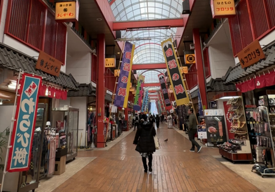 rua coberta de comercio no bairro de asakusa toquio