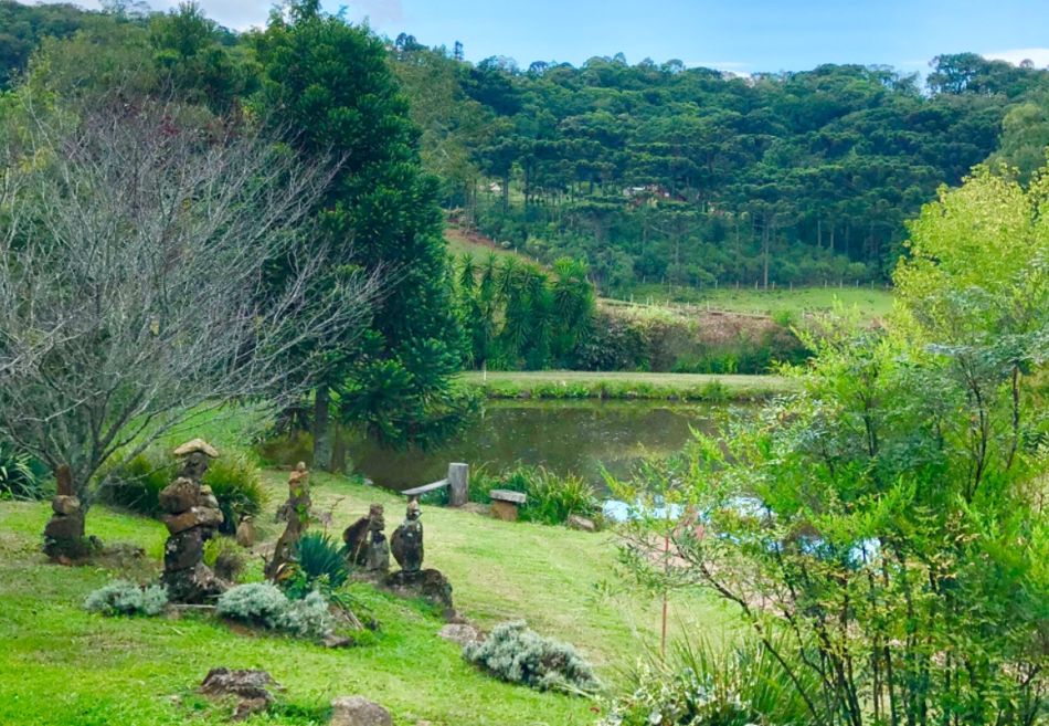 Paisagem do Sitio dos Cogumelos, com lago, pedras e árvores