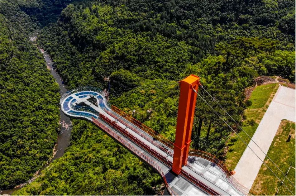 Plataforma suspensa de vidro em Canela vista aérea