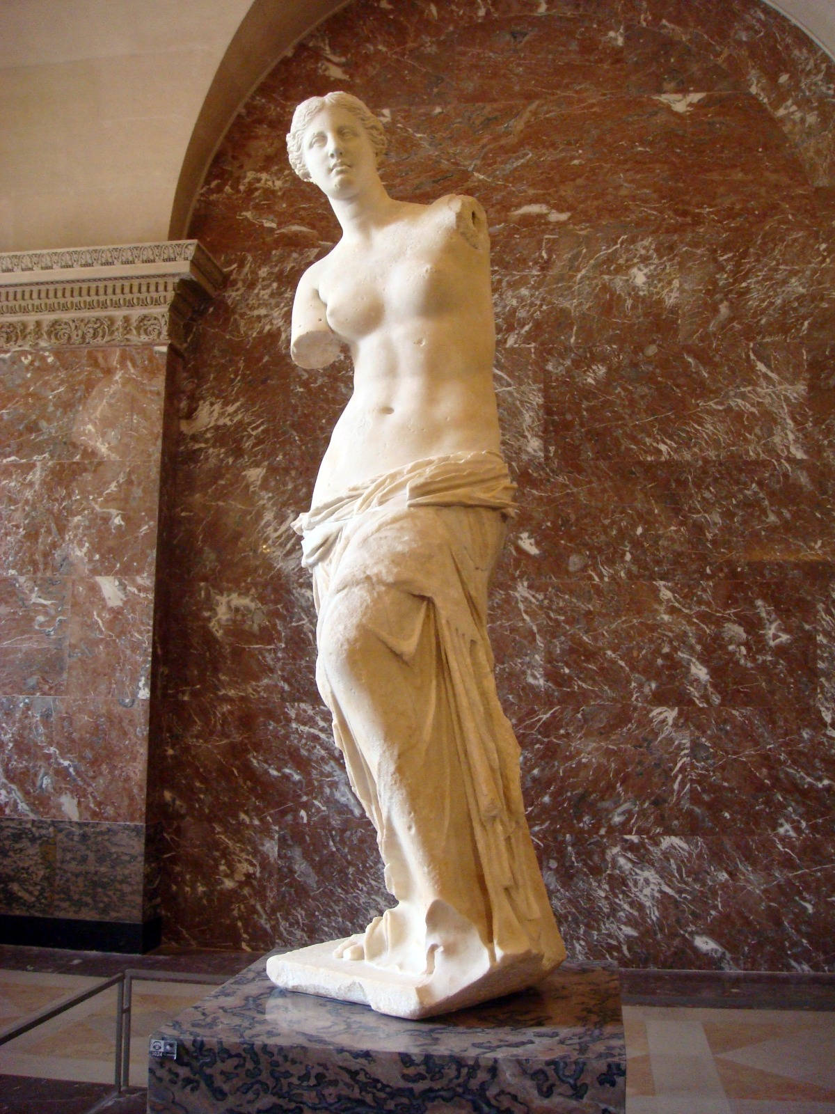 venus de milo que está no louvre, deusa sem braços, ideal de beleza