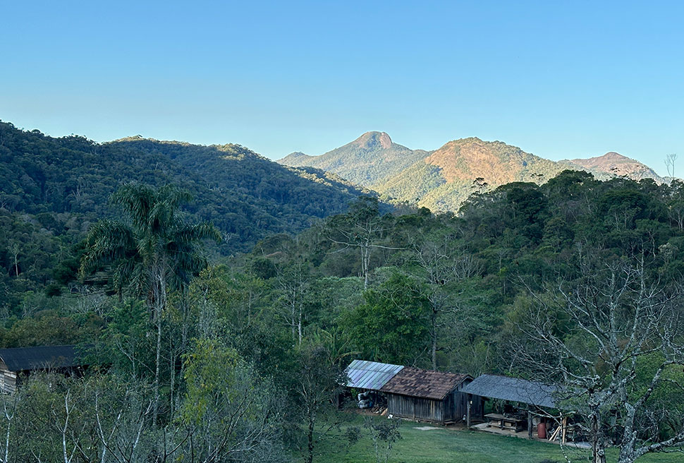 vista para o verde e para as montanhas da Mantiqueira no refugio caminho dos ipes