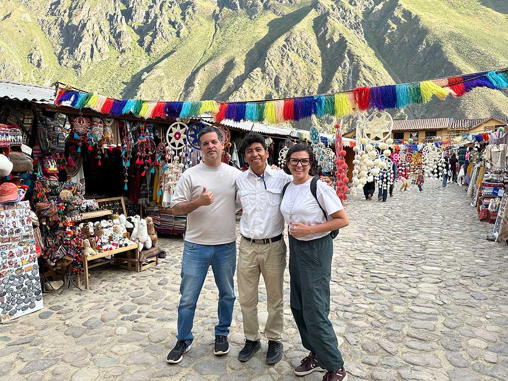 pessoas tirando fotos na feira de artesanato super colorida de Ollantaytambo
