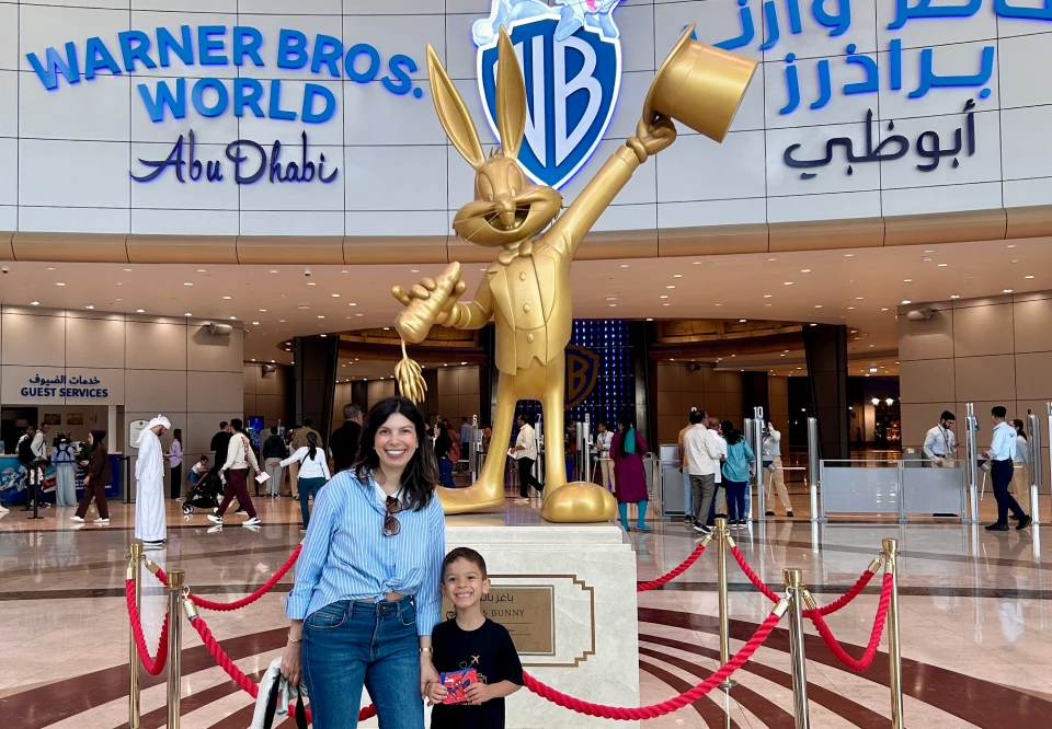 entrada do parque da warner broz em abu dhabi